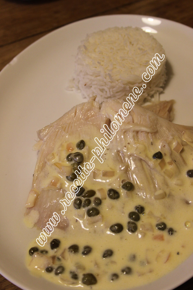 Photo de la recette : Ailes de raie pochées, sauce au beurre blanc aux câpres