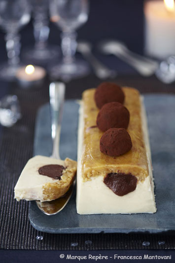 Photo de la recette : Bûche au chocolat blanc, palets bretons et truffes
