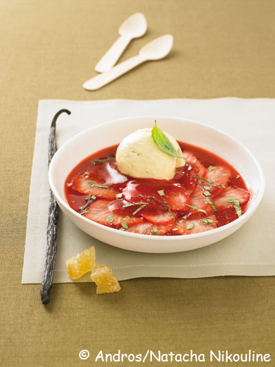 Photo de la recette : Carpaccio de fraises, basilic et glace vanille