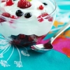 Verrine de mousse de yaourt sur fruits rouges