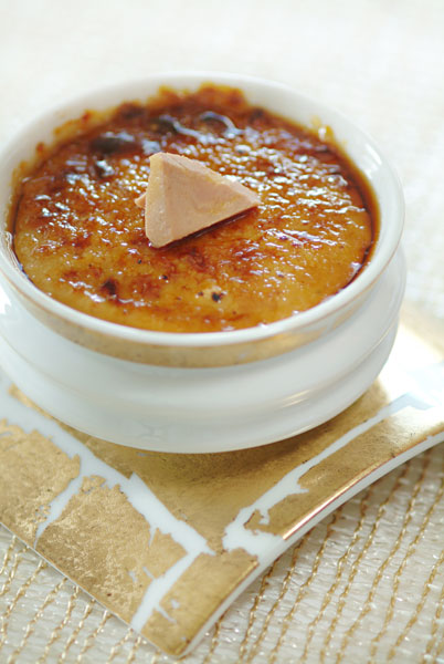 Photo de la recette : Crème brûlée au foie gras pierre de chaumeyrac et fruits secs concassés