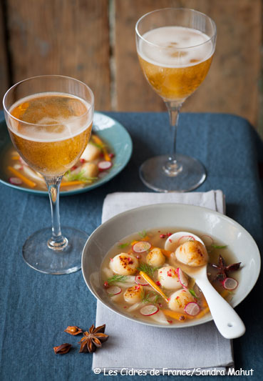 Photo de la recette : Petite nage de saint-jacques grillées au cidre au fenouil et à l'anis étoilé