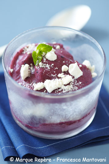 Photo de la recette : Frozen yogurt aux fruits rouges et à la menthe, éclats de meringue