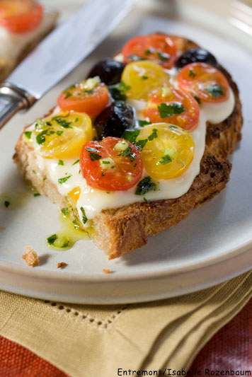 Photo de la recette : Tartines de pain grillé aux tomates et olives