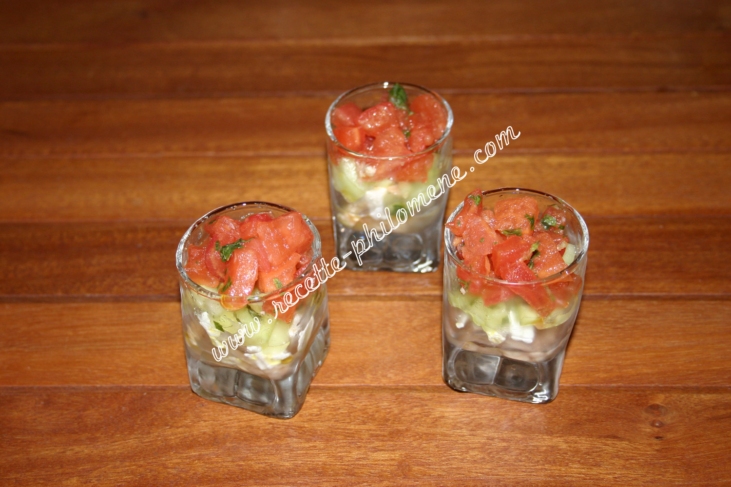 Photo de la recette : Verrines de tartare tomate-concombre